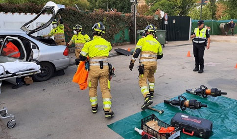 Arden 19 vehículos en el incendio de un concesionario en Úbeda.