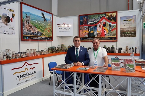 El alcalde de Andújar apela en Expoliva a la “cooperación institucional” para buscar soluciones a la situación de sequía que sufre el olivar.