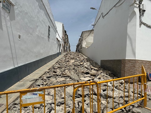 El Ayuntamiento de Lopera comienza las obras previstas en la calle Sierpes.