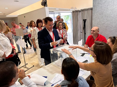 Pedro Luis Rodríguez ejerce su derecho al voto en Andújar.
