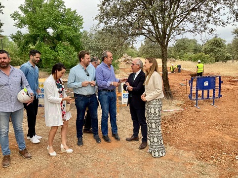 El delegado del Gobierno realiza una visita técnica a las obras del Cercado del Ciprés, en Andújar.