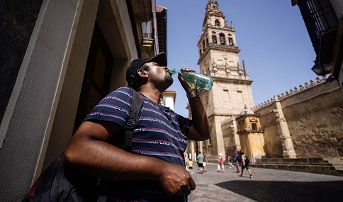 AEMET activará mañana domingo el aviso naranja por altas temperaturas en cinco provincias andaluzas.