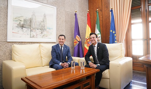 Juanma Moreno afirma que la cooperación entre las administraciones es clave para atraer inversiones y generar nuevas oportunidades en Jaén.