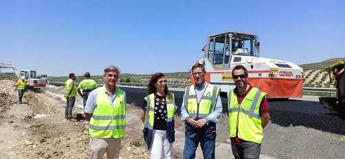 El delegado de Fomento realiza una visita técnica a las obras de la A-306, en Porcuna.