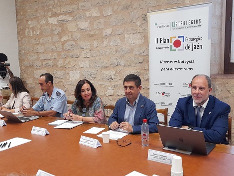 Francisco Reyes subraya el interés de que el CETEDEX se incorpore como proyecto estratégico de la provincia.