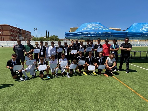 Reyes participa en la entrega de diplomas a los participantes en el Campus de la Fundación Real Madrid en Linares.