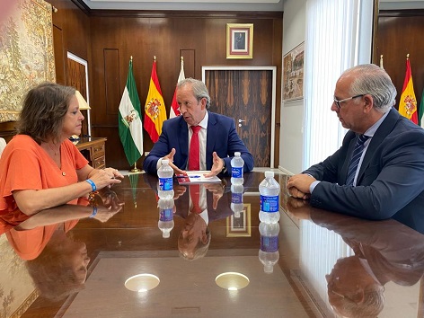 La consejera de Salud y Consumo, Catalina García, realiza una visita institucional al Ayuntamiento de Andújar.