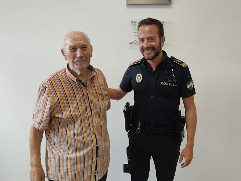 La Policía Local de Andújar localiza al dueño de una cartera con 2.200 euros encontrada por un ciudadano anónimo en la calle.