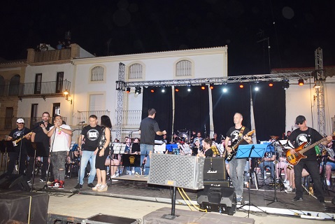 La Plaza de la Constitución de Lopera acogió un concierto fusión entre música sinfónica y rock.