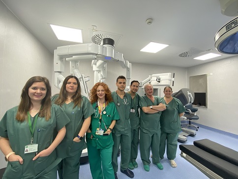 Especialistas del Hospital de Jaén realizan una compleja operación de colon a un menor de edad.