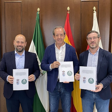 El alcalde de Andújar destaca el ahorro del 60% en el autobús a Jaén tras renovar el convenio con la Junta.