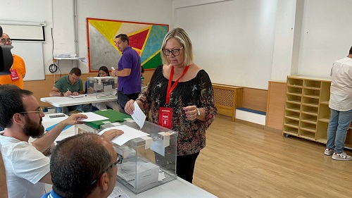 Francisco Reyes y los candidatos al Congreso y al Senado ejercen su derecho al voto.