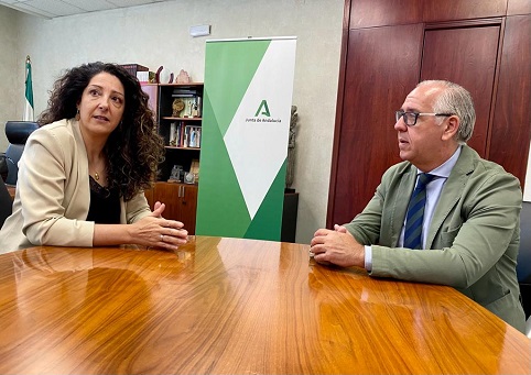 El delegado del Gobierno destaca las cualidades de la nueva delegada de Empleo para apostar por la formación y la inserción laboral.