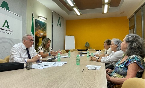 La delegada de Salud, Elena González, se reúne con el colectivo Feministas 8M.