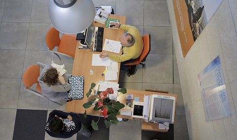 Los andaluces pueden pedir cita previa para recibir ayuda con determinados trámites y acceder a información especializada.