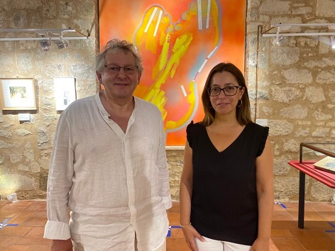 África Colomo visita la exposición ‘113/3 Aceituneros’, que organiza la Fundación Legado Literario Miguel Hernández.