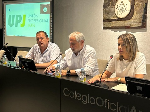 Ana Cobo mantiene un encuentro con la Unión Profesional de Jaén para escuchar sus demandas y exponer el programa electoral del PSOE.