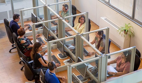 El servicio de teleasistencia de la Junta atiende una media de 16.000 llamadas al día durante el primer semestre.