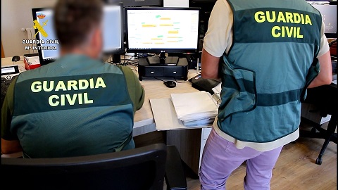 La Guardia Civil detiene a un centenar de personas por estafar más de un millón de euros mediante los SMS fraudulentos.