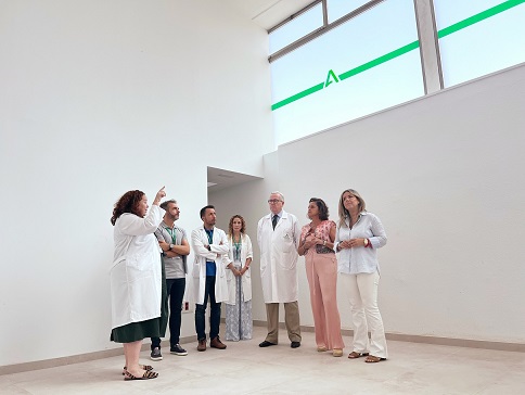 Catalina García visita la nueva ‘sala blanca’ y la consulta de Atención Farmacéutica del Hospital de Jaén.
