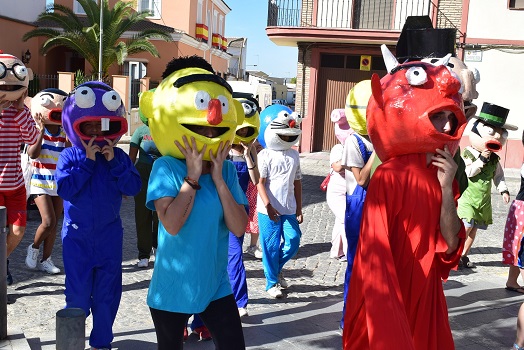 El desfile de Gigantes y Cabezudos da el pistoletazo de salida a la Feria de Lopera.