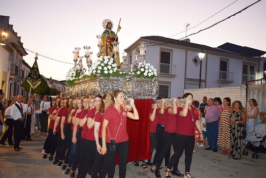 La imagen de San Roque fue trasladada desde su Ermita a la parroquia por un grupo de anderas.