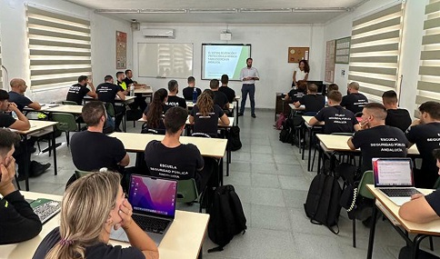 La Junta forma a policías locales en materia de protección a la infancia y adolescencia.
