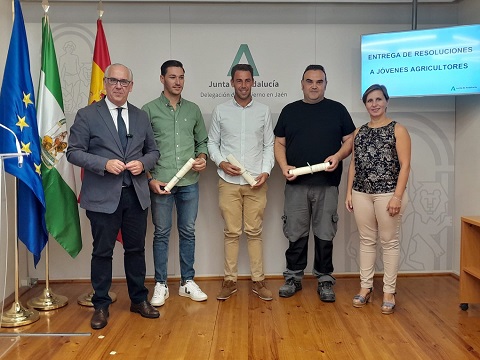 El delegado del Gobierno destaca el compromiso de la Junta con la incorporación de los jóvenes al sector agrícola.