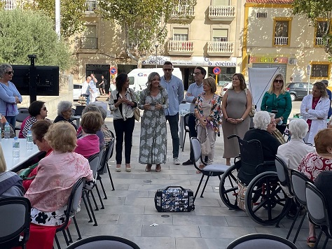 Elena González destaca la puesta en marcha de la Línea Alzheimer operativa 24 horas, los 365 días del año.