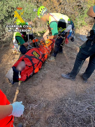 La Guardia Civil rescata a una persona desaparecida de 76 años de edad tras precipitarse al fondo de un barranco con su vehículo en La Carolina.