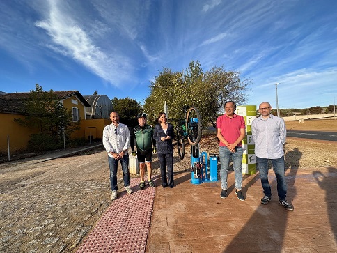 Diputación dota al Camino Natural Vía Verde del Aceite de una estación de reparación de bicicletas.