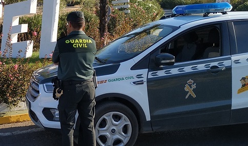La Guardia Civil investiga a una persona por utilizar cepos ilegales para la captura de aves fringílidas.