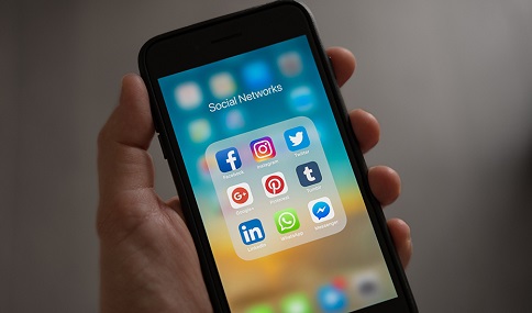 Consumo alerta sobre la presencia de publicidad engañosa en las redes sociales.