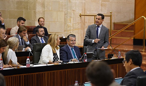 Juanma Moreno anuncia una pensión anual de 5.000 euros para los huérfanos de las víctimas de violencia de género.