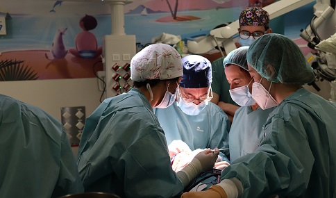 El SAS emplea en 2023 más de 1,8 millones de horas en cirugías y consultas complementarias de tarde, un 25% más que en 2018.