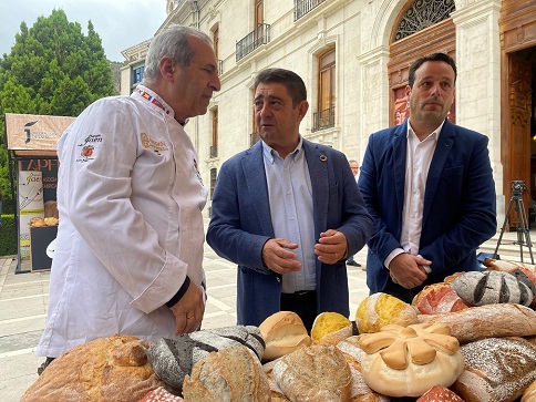 El Palacio Provincial acoge una nueva muestra de productos artesanales con motivo del Día Internacional del Pan.