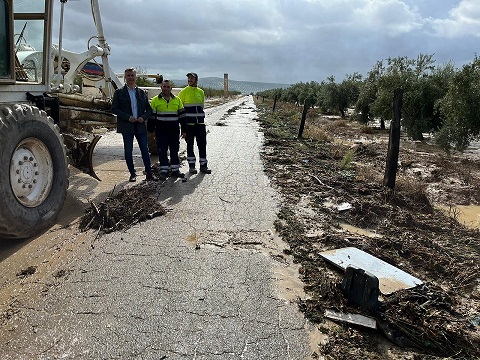 La Diputación actúa en más de 40 carreteras de la provincia durante el temporal de lluvia y viento de estos días.