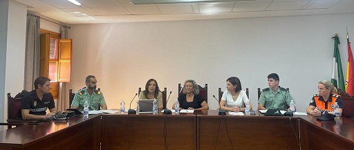 La subdelegada subraya que la Guardia Civil seguirá reforzando los servicios preventivos, en Lopera, ante el próximo inicio de la campaña de aceituna.