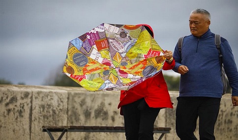 Ampliado el aviso naranja por fuerte viento a comarcas de Sevilla, Córdoba, Jaén y Málaga.