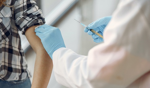 Salud anima a los jóvenes de 13 a 21 años a vacunarse frente a la meningitis antes del fin de 2023.