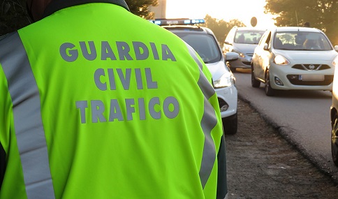 La Guardia Civil investiga a una conductora, que tras provocar un siniestro vial abandonó el lugar del accidente.