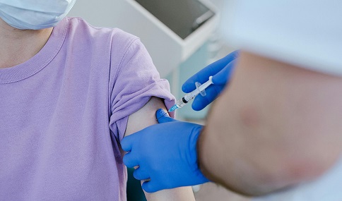 Andalucía llega en un mes al millón de vacunas puestas frente a la gripe en la campaña 2023-2024.