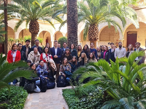 Los 25 estudiantes que han conseguido la beca Talentium de Diputación se preparan de cara a su estancia en Bruselas.