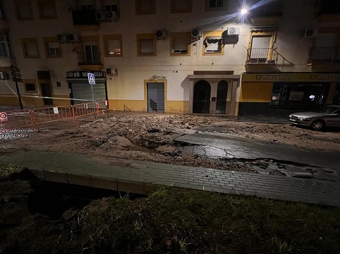Una avería en la tubería principal de agua provoca el corte del suministro en Andújar.