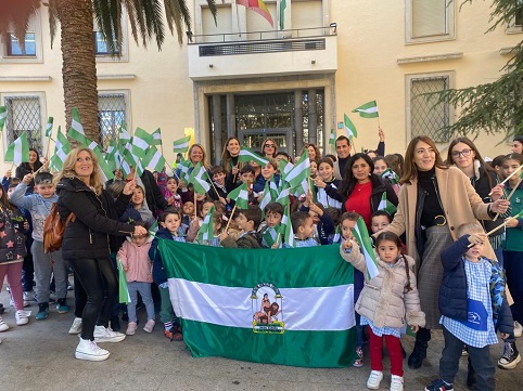 Escolares de todos los centros educativos de Jaén celebran el Día de la Bandera con una actividad medioambiental.