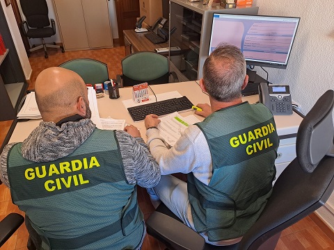 La Guardia Civil en el marco de la Operación “Falsanova” investiga a los presuntos autores de delitos de intrusismo, falsedad documental y maltrato animal.