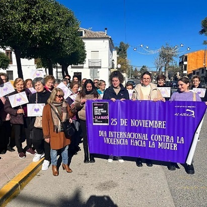 Más de un centenar de personas se han manifestado por las calles de Escañuela para mostrar su rechazo a la violencia contra las mujeres.