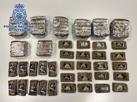 La Policía Nacional detiene a un hombre mientras circulaba con 7 kgs de hachís en el interior de su vehículo.