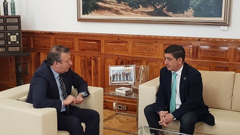 Francisco Reyes recibe al presidente de la Diputación de Sevilla en el Palacio Provincial.