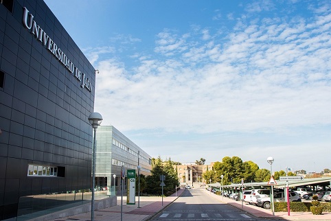 La Junta estudia rebajar el precio de las matrículas más caras para dar más apoyo a los universitarios.